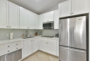 Refrigerador, microondas, lavavajillas y cafetera y tetera 