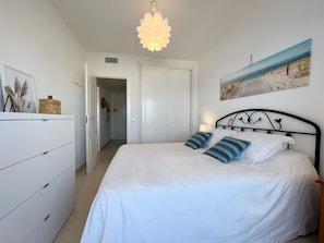 Tabla de planchar con plancha, wifi gratis y ropa de cama 