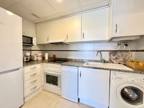 Refrigerador, microondas, horno y lavavajillas 