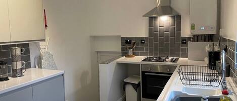 Réfrigérateur, four à micro-ondes, un four, surface de cuisson