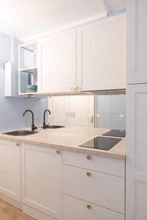 Kühlschrank, Mikrowelle, Ofen, Wasserkocher mit Kaffee-/Teezubehör