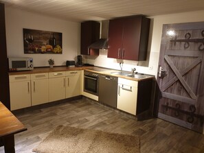 Fridge, microwave, oven, stovetop - Appartement für 2 Personen in Ruhiger Lage (Ilsede)