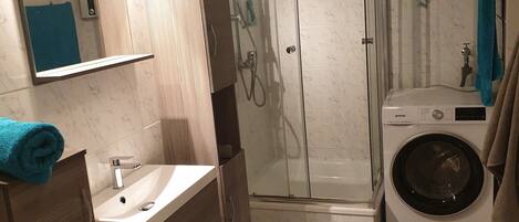 Douche, séchoir à cheveux, serviettes fournies, savon