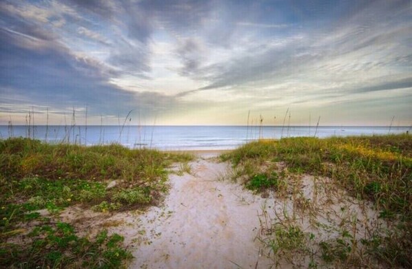 サンラウンジャー、ビーチタオル