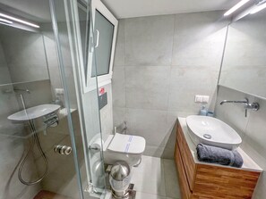Apartment | Bathroom | Shower, hair dryer, towels, soap - Family Two Bedroom Apartment Benaki  (Athens)