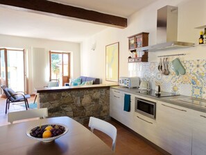 Microondas, lavavajillas y periquera