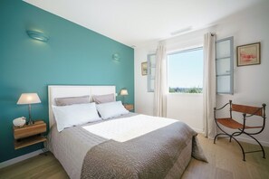 4 habitaciones, escritorio y tabla de planchar con plancha 