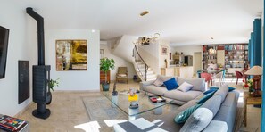 TV connectée, cheminée, lecteur de DVD, table de tennis de table