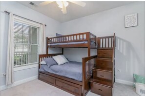 2 chambres, fer et planche à repasser, lit de bébé portatif, Wi-Fi