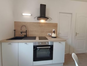 Kühlschrank, Mikrowelle, Ofen, Herdplatte