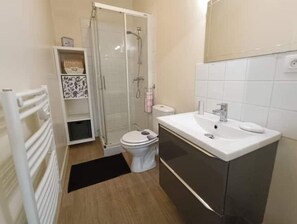 Dusche, kostenlose Toilettenartikel, Haartrockner, Handtücher