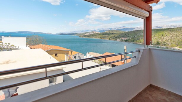 A balcony with a view of a lake and mountains. - Nice apartment for 4 people with WIFI, A/C, TV and terrace (Biograd Na Moru)