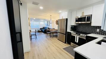 Réfrigérateur, micro-ondes, four, plaque de cuisson