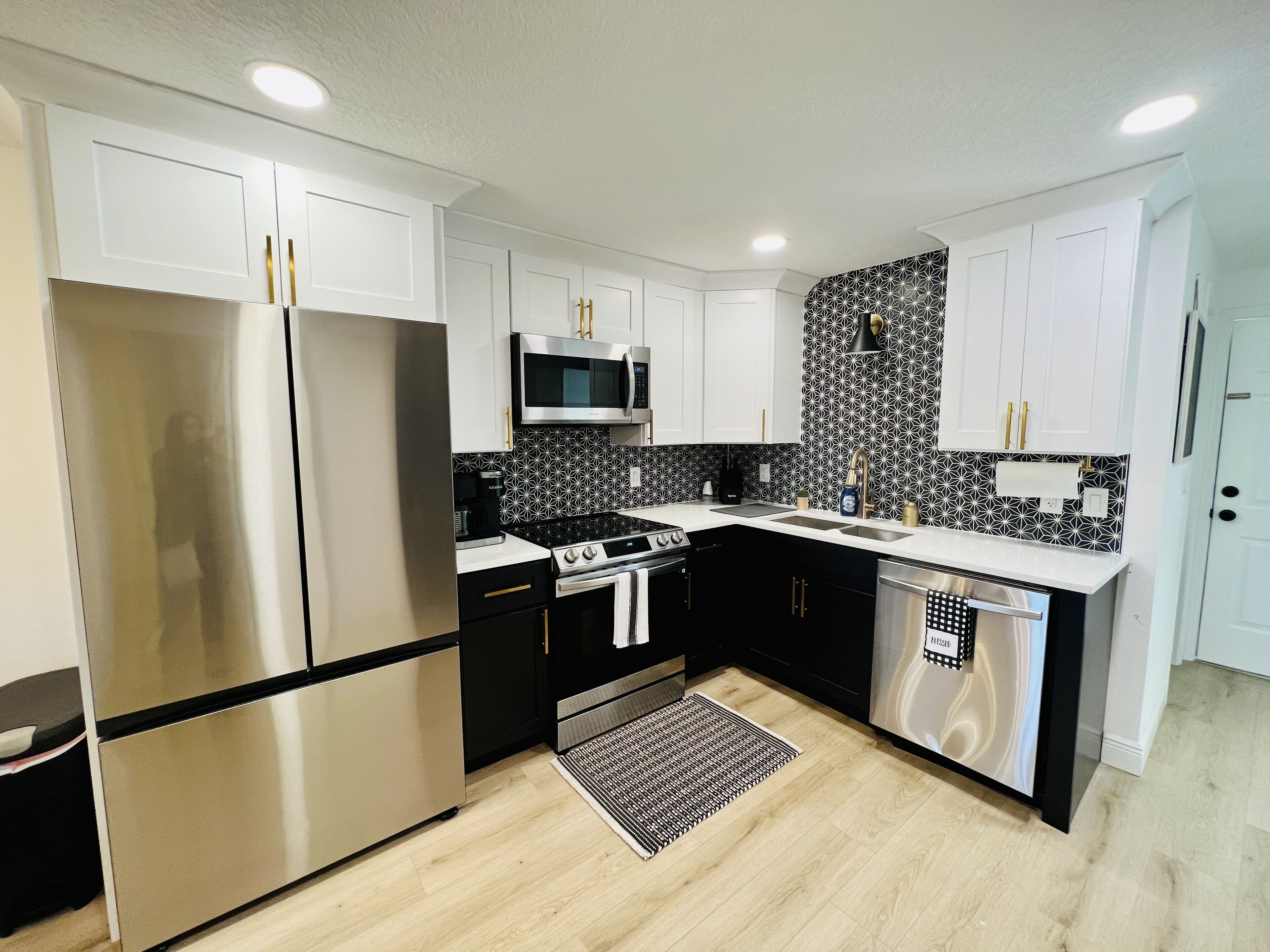 Réfrigérateur, micro-ondes, four, plaque de cuisson