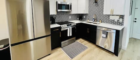 Réfrigérateur, micro-ondes, four, plaque de cuisson