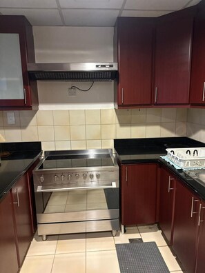 Studio | Private kitchen | Fridge, microwave, oven, electric kettle - Remarkable 2-bed Apartment in Dubai (Dubai)