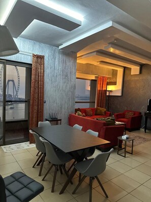 Studio | Interior - Remarkable 2-bed Apartment in Dubai (Dubai)