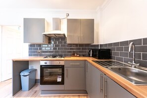 Fridge, microwave, oven, stovetop - Stylish Flat, Ideal for Business & Long-Term Stays (Liverpool)