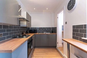 Fridge, microwave, oven, stovetop - Stylish Flat, Ideal for Business & Long-Term Stays (Liverpool)