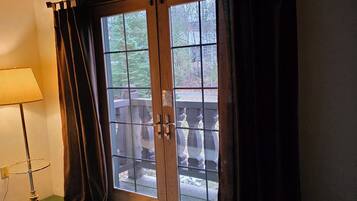 Comfort Suite, Jetted Tub | Premium bedding, free WiFi, bed sheets