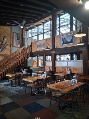 Restaurant - Whitecap Mountains Resort (Upson)