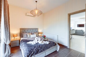 5 bedrooms, iron/ironing board, WiFi, bed sheets