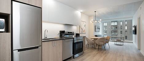 Microondas, horno, placa de cocina y lavavajillas