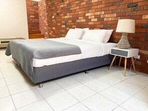 5 Schlafzimmer, Schreibtisch, Bügeleisen/Bügelbrett, Reisekinderbett