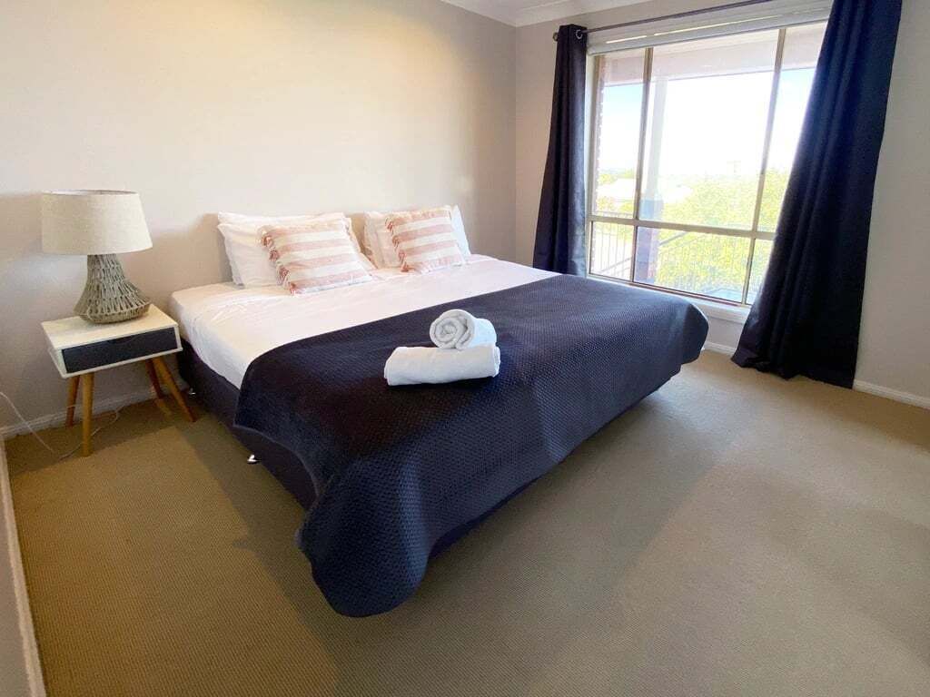 5 habitaciones, escritorio y tabla de planchar con plancha 