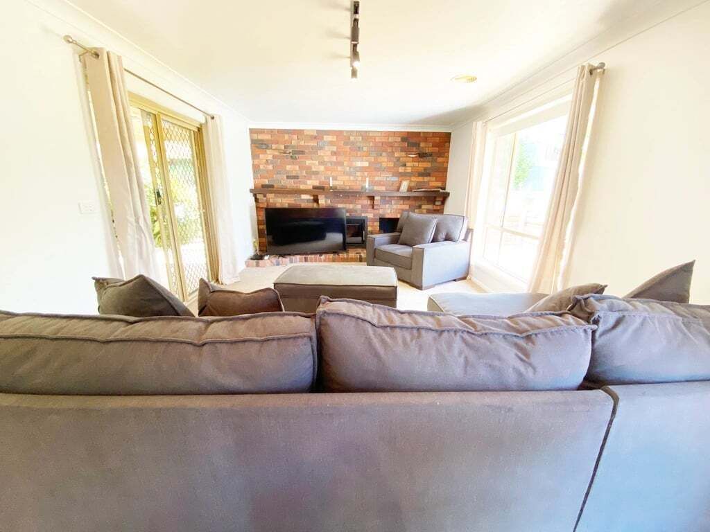 Älytelevisio, takka, kirjoja