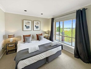 5 bedrooms, desk, iron/ironing board, travel cot - Glen’s Haven with Lakeviews -  Outdoor Firepit (Kooringal)