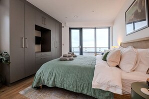 2 bedrooms, desk, iron/ironing board, WiFi