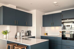 Jääkaappi, mikroaaltouuni, uuni, astianpesukone