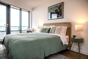 Desk, iron/ironing board, WiFi, bed sheets - Stunning Beach Front Apartment with secure Parking (Ramsgate)