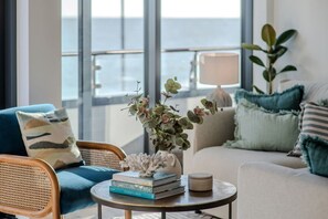 TV, video games, stereo - Stunning Beach Front Apartment with secure Parking (Ramsgate)