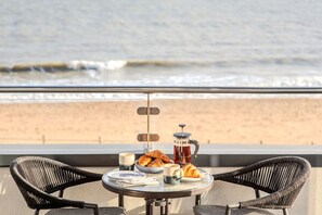 Outdoor dining - Stunning Beach Front Apartment with secure Parking (Ramsgate)