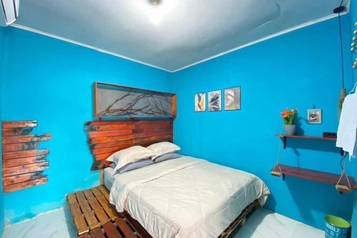 Free WiFi, bed sheets