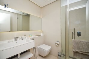 Hair dryer, towels - YRW - New Studio Listing in Marina (Dubai)