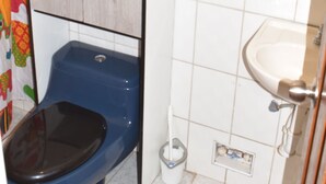 Apartamento Confort, 3 habitaciones, vistas al patio | Baño