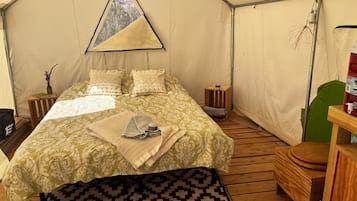 1 bedroom, bed sheets