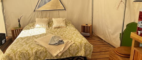 1 bedroom, bed sheets