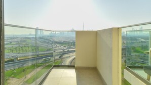 A balcony with a clear view of a highway and city skyline. - Burj Khalifa View Studio in Jeddaf - FAR (Dubai)