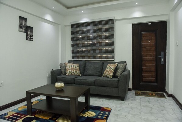 Living area - 1 Bed Apartment Sleeps 2 -free Parking - Tv & Wifi (Santeo)