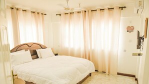 A neatly made bed with white linens, a wooden headboard, and a small bedside table with a lamp. - 1 Bed Apartment Sleeps 2 -free Parking - Tv & Wifi (Santeo)