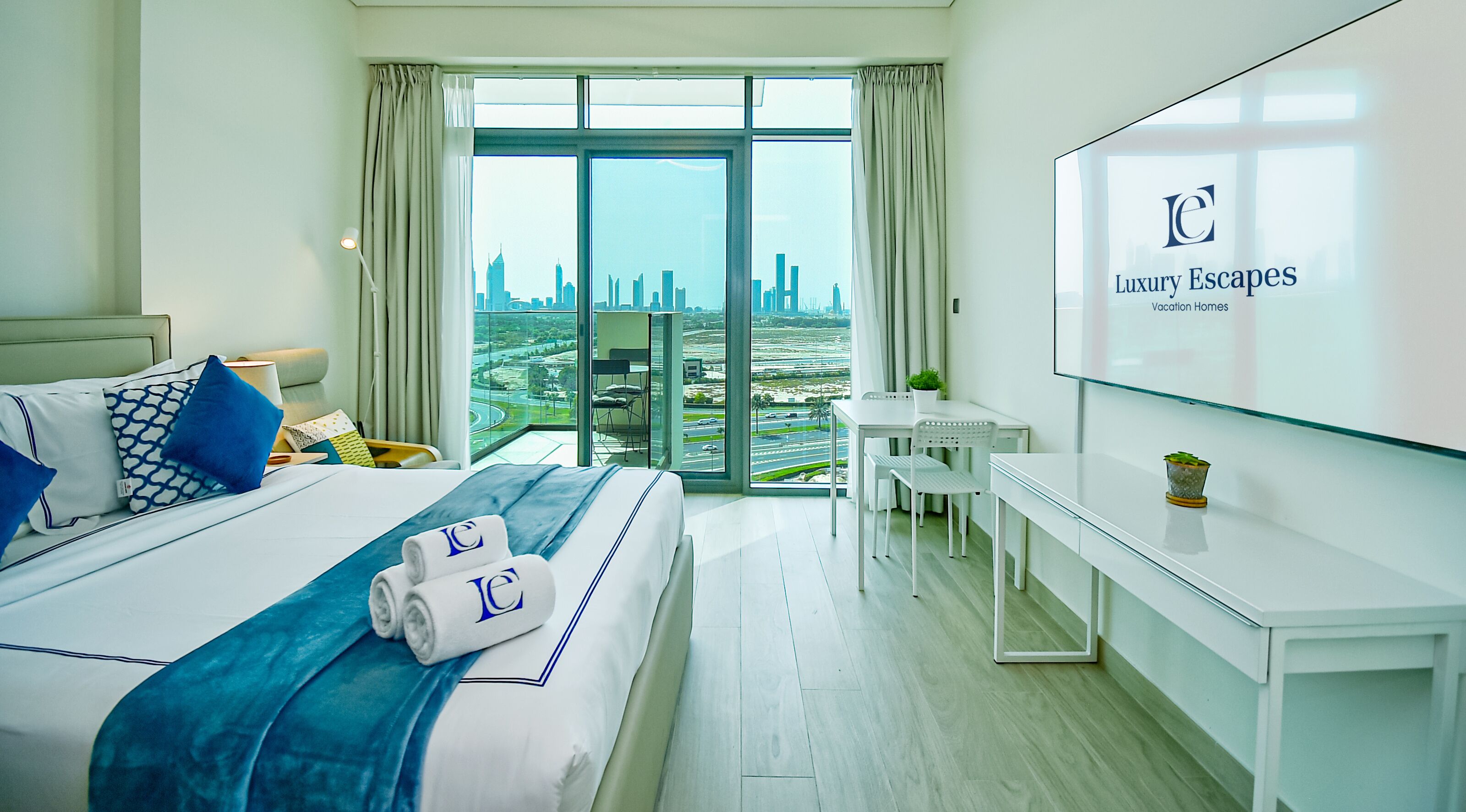 Planxa i posts de planxar, wifi i roba de llit 