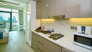 Una cocina moderna con microondas integrado, estufa a gas y lavaplatos.