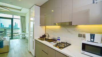 Kjøleskap, mikrobølgeovn, ovn og kokeplater