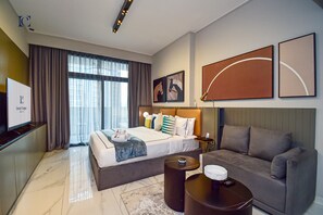 Tabla de planchar con plancha, wifi y ropa de cama 