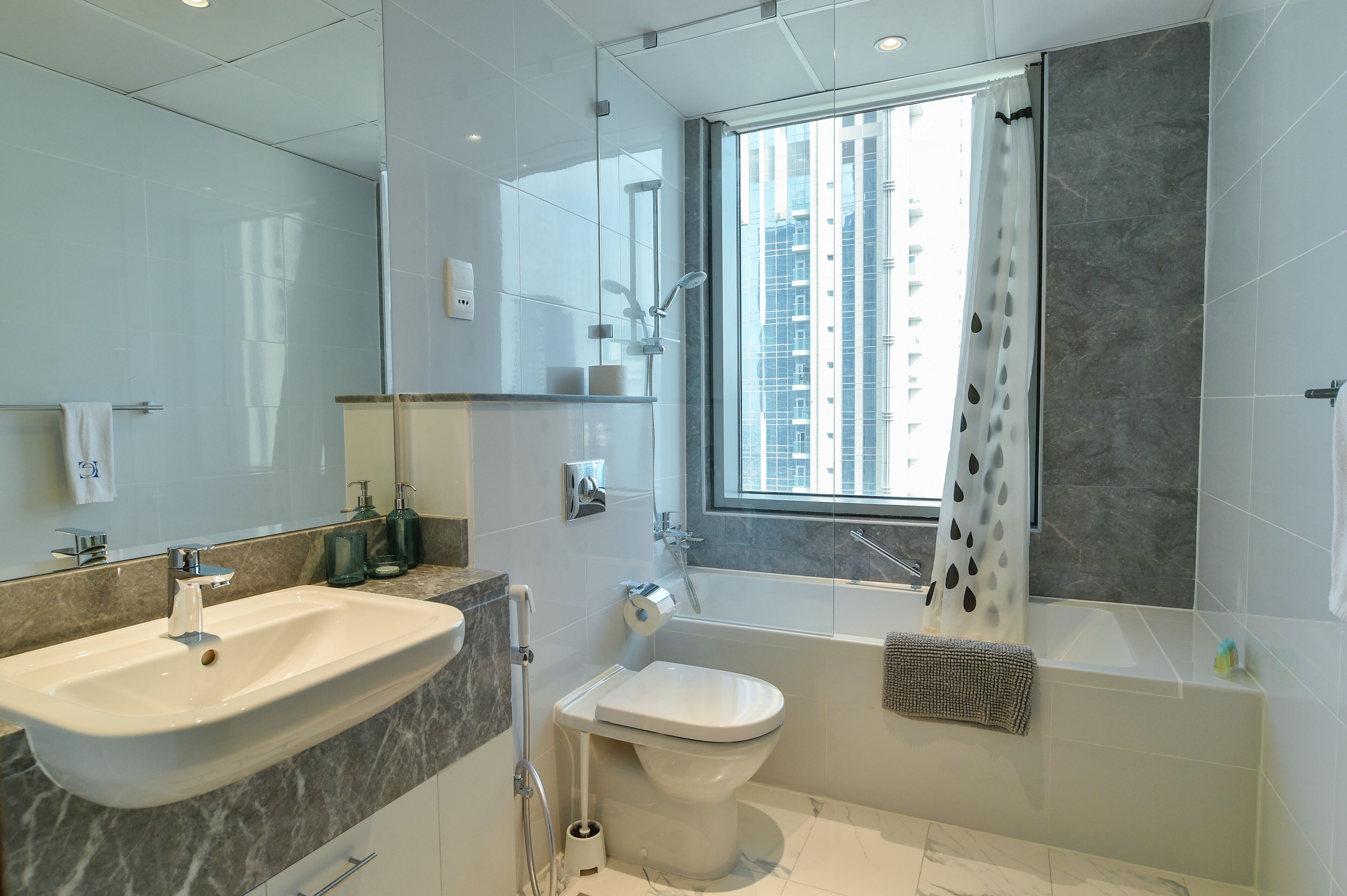Une salle de bain moderne avec un grand lavabo, des toilettes et une baignoire.