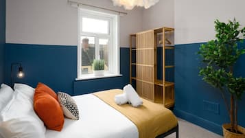 3 bedrooms, desk, iron/ironing board, travel cot